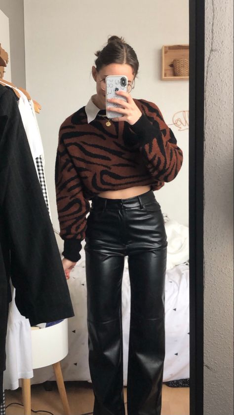 Leather Pants Grunge Outfit, Aesthetic Leather Pants Outfit, Leather Pants Aesthetic Outfit, Lunch Winter Outfit, Leder Pants Outfits, Leather Pants Outfit Aesthetic, Outfits Inspo Aesthetic, How To Style Leather Pants, Classy Leather Pants