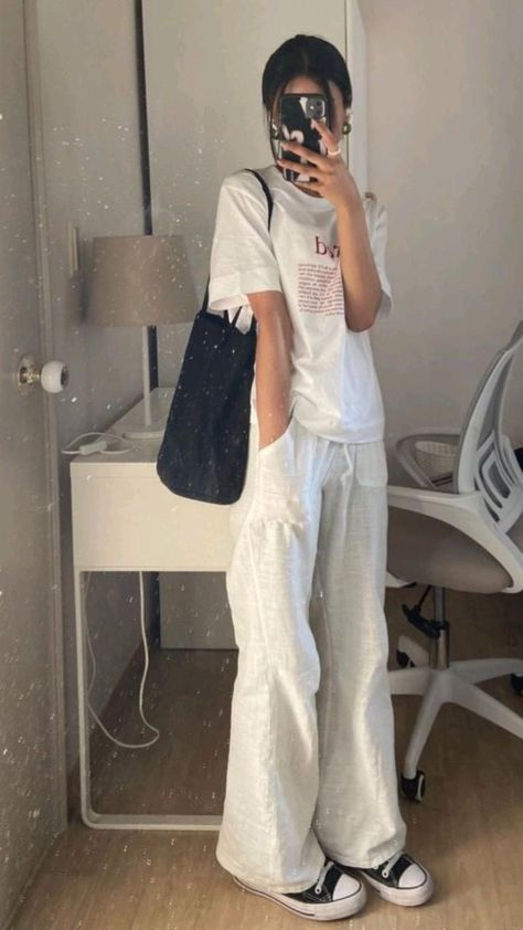 Must Clothes For Women, Aesthetic Female Outfits Soft, Oversize Clothes Aesthetic, Spring Fit Inspo 2023, Outfits For Escape Room, School Outfits Aesthetic Spring, Minimalistic Style Outfits, Spring Vibes Outfit, Clean Style Outfit Minimal Classic