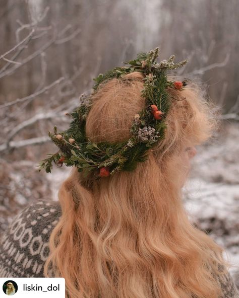 Nature Crown, Cottagecore Winter, Winter Cottagecore, Cottagecore Christmas, Forest Wood, Christmas Town, Nature Forest, Floral Headpiece, Old Fashioned Christmas