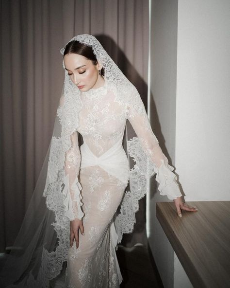 Wedding Dress Designer Jakarta (@rainaardeliasposa) • Instagram photos and videos Vintage Wedding Dress Veil, Spanish Cathedral Veil, Wedding Head Covering, Wedding Veils Black Women, Beautiful Wedding Veils, Veil Pictures, Spanish Wedding Dress, Spanish Veil, Vintage Wedding Veil