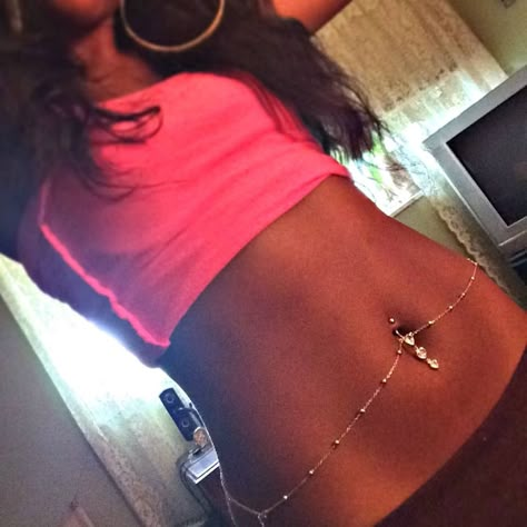 Belly piercing with belly chain... Hip Jewelry, Belly Piercings, Bellybutton Piercings, Belly Button Piercing Jewelry, Belly Piercing Jewelry, Waist Jewelry, Piercings For Girls, Belly Button Jewelry, Cool Piercings