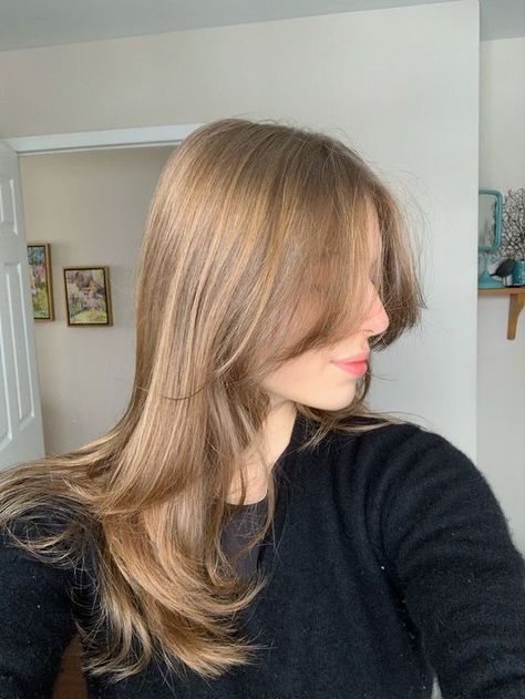 Playful sandy hues for a beach-inspired vibe. Light Honey Brown Hair Color Caramel, Light Amber Brown Hair, Long Bangs With Layers, Haircuts Long Bangs, Toffee Blonde Hair, Beige Hair Color, Honey Brown Hair Color, Bangs With Layers, Haircuts Long