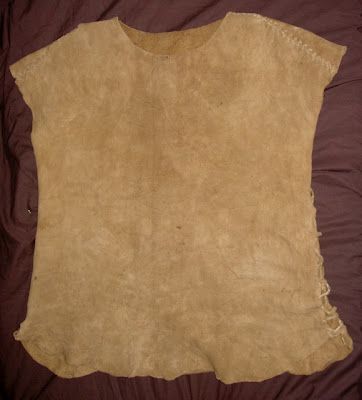 How to make a simple buckskin summer shirt. Mountain Man Clothing, Tanning Hides, John Bell, Baseball Stitch, Deer Hide, American Frontier, Hunter Gatherer, Animal Hide, Native American Crafts