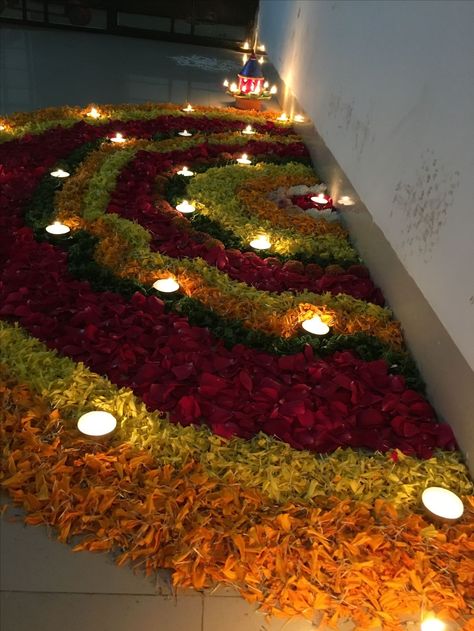 Real Flower Rangoli, Rangoli Of Flowers, Welcome Rangoli, Diwali Decoration Lights, Diwali Rangoli Designs, Diwali 2024, Simple Flower Rangoli, Easy Rangoli Designs Videos, Rangoli Designs Simple Diwali