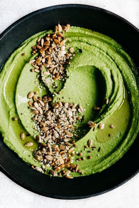 Houmous de pois verts de First We Eat - TENDANCE DE LA TABLE Green Peas Recipes, Pea Hummus, Pea Recipes, Hummus Recipe, Green Peas, Raw Food Recipes, The Table, Spreads, Hummus