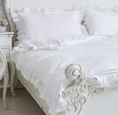 White Ruffle Bedding, French Style Bedroom, Natural Bedroom, Warm Home Decor, Ruffle Bedding, Bohemian Bedroom Decor, White Shabby Chic, Bohemian Bedroom, Suspension Design