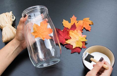 Mod Podge Leaves, Fall Crafts To Make, Leaf Mason Jar Candle, Fall Mason Jar Crafts, Fall Jars, Candles Art, Candle Holder Crafts, Leaf Candle, Homemade Candle