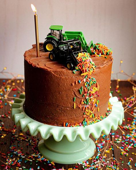 John Deere Birthday Party Ideas, John Deere Birthday Cake, Tractor Birthday Cake, Tractor Birthday Cakes, John Deere Cake, Love Herbs, Construction Birthday Cake, John Deere Birthday, Truck Birthday Cakes