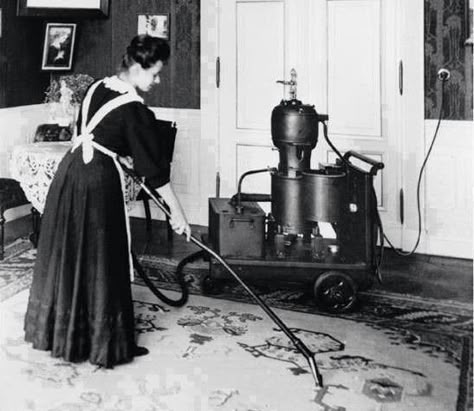 First vaccum cleaner, 1906 300lbs. I can only imagine how loud this was. History Nerd, Interesting History, University Of Michigan, Edwardian Era, Vintage Pictures, The Good Old Days, Belle Epoque, Vintage Photographs, Vintage Photography