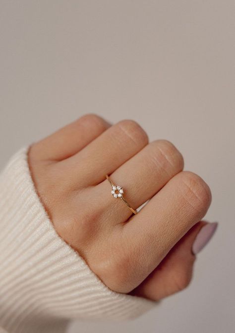 Minimal Rings Minimalist Jewelry, Simple Ring Design, خواتم خطوبة, Tiny Diamond Ring, Hand Jewelry Rings, Pretty Jewelry Necklaces, Zierlicher Ring, Gold Rings Fashion, Gold Ring Designs