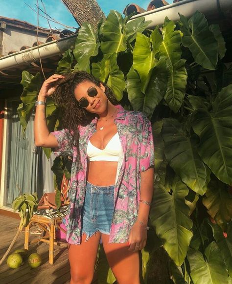 Cute Hawaiian Shirt Outfit, Hawaiian Shirt Party Outfit, Beachy Hawaiian Outfits, Simple Hawaiian Outfit, Cute Hawaii Outfits Party, Surf Party Outfit, Hawaiian Shirt Outfit Women Oversized, Goa Outfit Inspo Women, Aloha Shirt Outfit Women