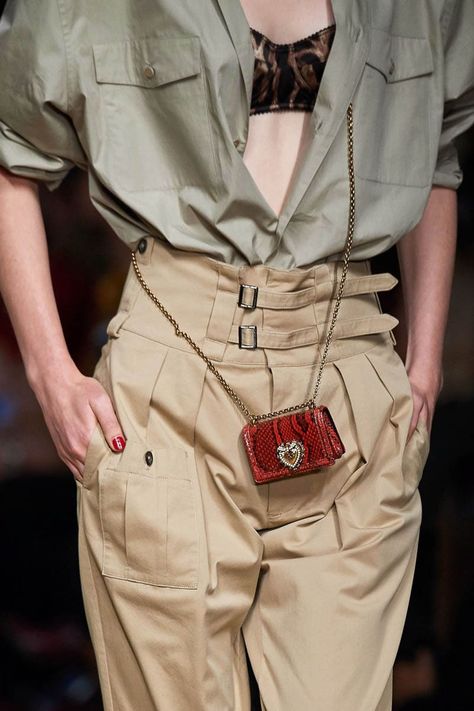 Micro Bags and Clutches Took Over the Spring 2020 Runways - PurseBlog Vogue Paris, Micro Bags, Micro Bag, 2020 Runway, Bag Trends, 가을 패션, Fashion 2020, Mode Style, Sling Bag