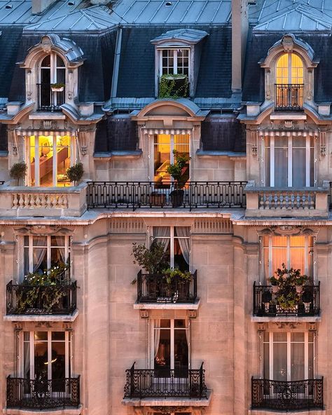 Raphael Metivet na Instagramie: „A typical Haussmann facade, between elegance and authenticity ✨ Who wants to live here? 🥰 • • • • #canon5dmarkiv #thisisparis #igersparis…” Raphael Metivet, French Townhouse, Haussmann Architecture, Limestone House, Hotel Facade, Paris Rooftops, Paris Architecture, Classic Building, Parisian Cafe