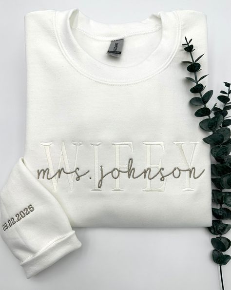 Day Of Gifts For Bride, Mrs Sweatshirt Brides, Newlywed Outfits, Comfy Reception Outfit Bride, Bachelorette Gift Ideas For Bride, Gifts For Bride On Wedding Day, Wedding Weekend Outfits, Bachelorette Gifts For The Bride, Gifts To The Bride