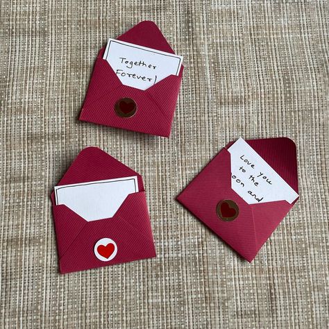 Cute tiny envelope diy How To Make Mini Paper Envelopes, Tiny Cards Diy, Mini Envelope Tutorial, Small Envelope Design, Valentines Day Envelopes Diy, Tiny Envelopes Diy Tutorials, Diy Mini Envelopes Easy, How To Make A Tiny Envelope, How To Make Tiny Envelopes