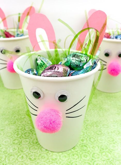 These easy bunny treat cups are perfect to give as gifts at your Easter celebration or party! Simple enough for the kids to make and so adorable. Easter Treat Cups Ideas, Easter Snacks For Toddlers, Easter Snacks For Preschool, Bunny Crafts For Preschoolers, Easter Treat Cups, Bunny Cups, Diy Easter Treats, Easter Crafts To Make, Easter Activities For Preschool