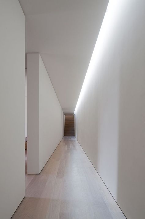 Blitz Design, Corridor Design, Corridor Lighting, Interior Design Per La Casa, Plafond Design, Cove Lighting, Interior Minimalista, Long Hallway, Garage Lighting