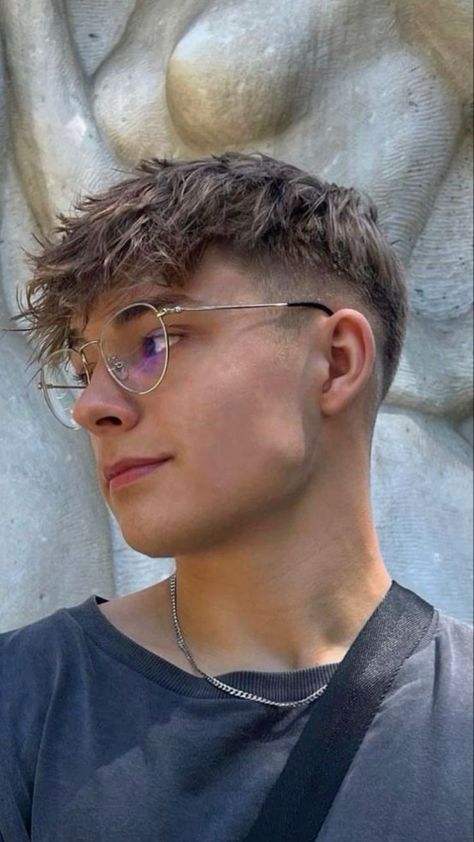 Taper Fade Short Hair, Mens Haircuts Straight Hair, Mens Haircuts Short Hair, Crop Haircut, Guy Haircuts Long, Men Haircut Curly Hair, Taper Fade Haircut, Mens Hairstyles Thick Hair, Wavy Hair Men