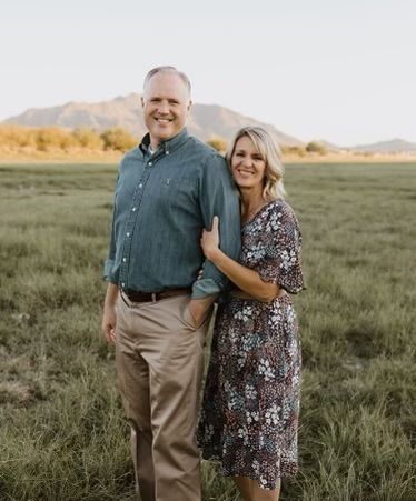 Family Photos With Older Adults, Pose Family Pictures, Family 7 Photoshoot, Family Photoshoot Poses Adults, Older Couple Portrait Poses, Family Photoshoot With Adults, Family Pictures Themes Ideas, Family Reunion Photoshoot Ideas, Extended Family Of 8 Picture Poses