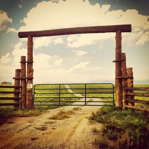 Back road gate Metal Gate Decor Ideas Outdoor, Farm Entrance Ideas, Gate Entrance Landscaping Ideas, Farm Entrance Ideas Driveways, Log Gate, Ranch Entry Gates, Ranch Gates Entrance Ideas, Gate Entrance Ideas, Ranch Entrance Ideas