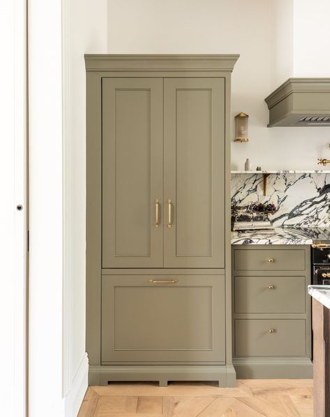 Green kitchen integrated fridge in Earl's Court designed by Herringbone Green Shaker Kitchen, Coloured Kitchen, Olive Kitchen, Georgian Kitchen, Olive Green Kitchen, Herringbone Kitchen, Caravan Home, Integrated Fridge, Integrated Appliances