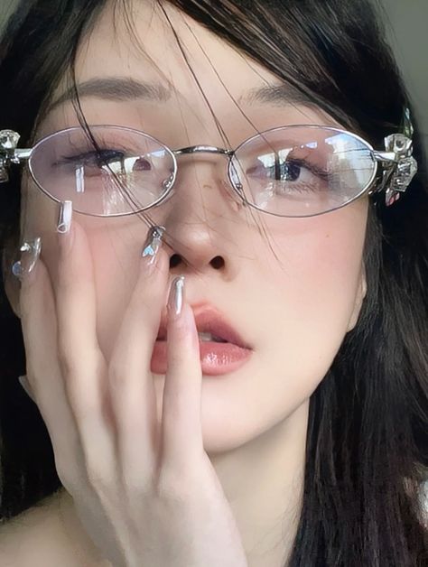 ⌗ 𝗫𝗶𝗮𝗼𝗵𝗼𝗻𝗴𝘀𝗵𝘂 - credit to the owner Grwm Aesthetic, Douyin Makeup, Pretty Makeup Looks, Glasses Makeup, Sweet Jewelry, Pics Inspo, Eyeglass Lenses, Cute Makeup Looks, Glamour Makeup