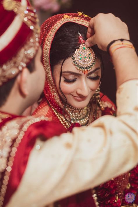 Wedding Indian Photoshoot, Bridal Groom Photography Indian, Poses For Wedding Pictures Indian, Marriage Pics Indian, Marriage Pics Wedding Photos, Shadi Poses For Couple, Bride Candid Poses, Aesthetic Wedding Couple Pictures, Indian Wedding Photos Couple