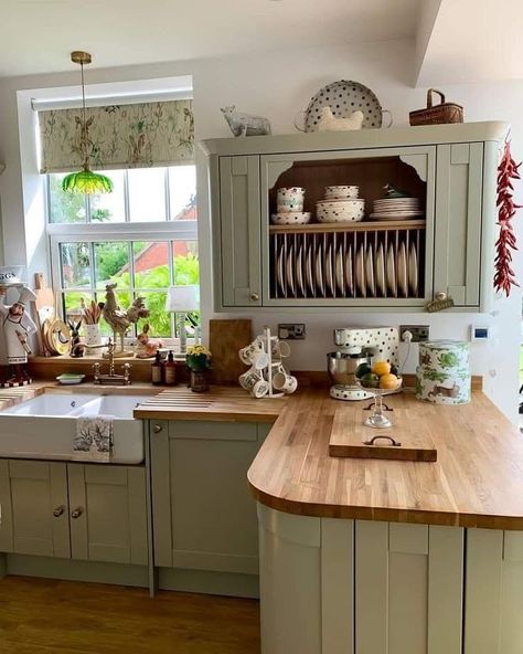 Farmhouse Style Kitchen Cabinets, Cocina Shabby Chic, Cottagecore Kitchen, Country Kitchen Designs, Kitchen Cabinet Styles, Dekorasi Kamar Tidur, Cottage Kitchens, Farmhouse Style Kitchen, Dream House Interior