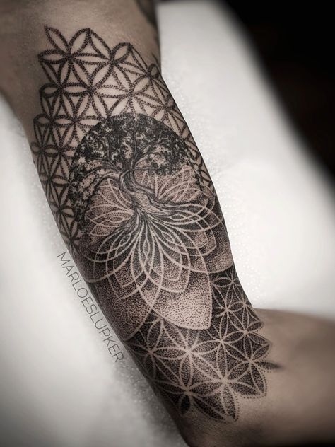 Sacred Geometry Tattoo Men, Tattoo Avant Bras, Geometric Tattoo Sleeve Designs, Geometric Tree, Flower Of Life Tattoo, Mushroom Tattoo, Geometric Mandala Tattoo, Geometric Sleeve Tattoo, Life Flower