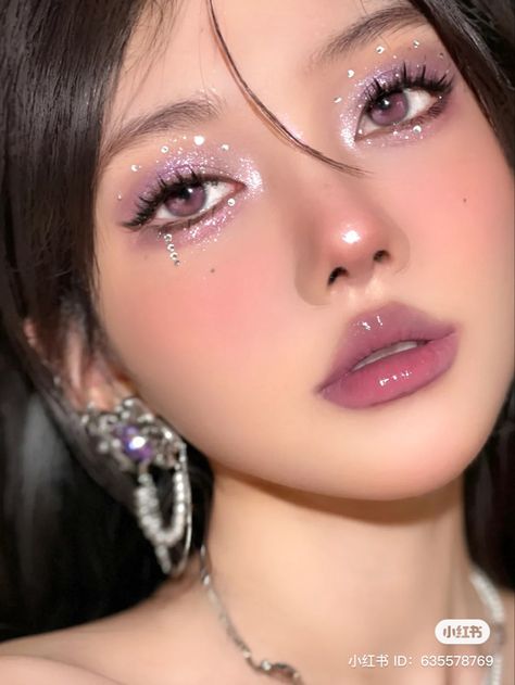 Outgoing Makeup Looks, Lavender Makeup Aesthetic, Asian Rave Makeup, Purple Makeup For Prom, Makeup Looks For Asian Women, Makeup Looks For Purple Dress Wedding, Sparkly Douyin Makeup, 2023 Make Up Trends, Ethereal Makeup Aesthetic