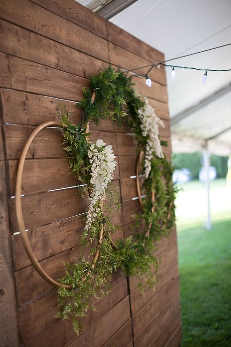 Wooden Wall Photo Backdrop, Wood Wall Photo Backdrop, Wooden Backdrop With Greenery, Wooden Pallet Backdrop Wedding, Wooden Photo Props, Rustic Backdrops For Weddings, Wooden Backdrop Ideas, Wedding Picture Background, Easy Photo Backdrop Ideas