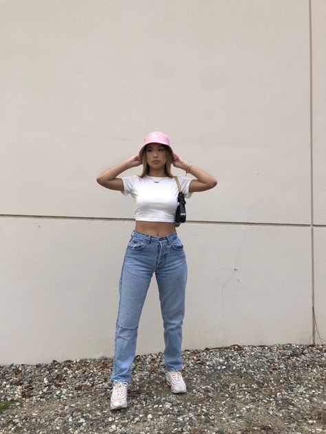 Outfit Con Bucket Hat, Blue Bucket Hat Outfit, Bucket Hat Outfit Ideas, Pink Bucket Hat Outfit, Pink Hat Outfit, Pink Bucket Hat, Bucket Hat Outfit, E Girl Outfits, Tomboy Outfits