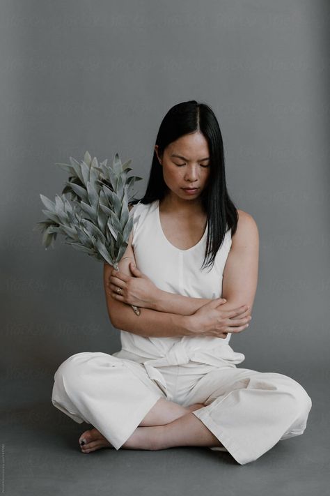 Women Sitting Cross Legged, Woman Sitting Cross Legged Pose, Holding Body Pose, Woman Sitting Criss Cross, Person Sitting Criss Cross Reference, Woman Sitting On Floor Reference, Person Sitting Cross Legged Reference, Person Sitting Criss Cross, Woman Crossing Legs