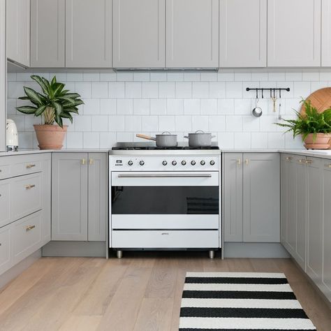 Smeg Australia on Instagram: “A Smeg Classic freestanding cooker is the centrepiece of any kitchen, timeless design with #madeinitaly style and Thermoseal, Smeg's…” Kitchen Timeless, Freestanding Cooker, Free Standing, Instagram A, Timeless Design, Kitchen Design, Kitchen Cabinets, Australia, On Instagram