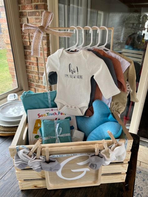 Newborn Closet, Baby Shower Girl Gifts Basket, Closet Baskets, Packages Ideas, Toy Gift Basket, Baby Shower Clothes, Parties Themes, Newborn Gift Basket, Wood Gifts Diy