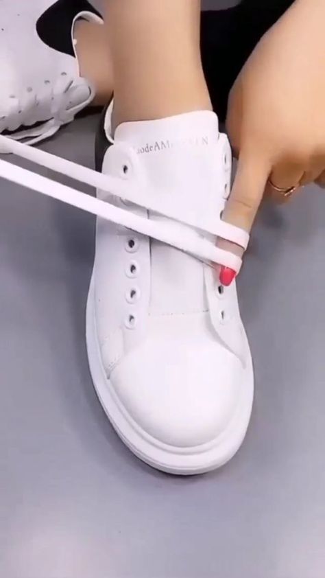 Shoe Lacing Techniques, Ways To Lace Shoes, How To Tie Shoes, Shoes Hack, Diy Fashion Hacks, Shoe Lace Tying Techniques, Everyday Hacks, Diy Clothes Life Hacks, Tie Shoelaces