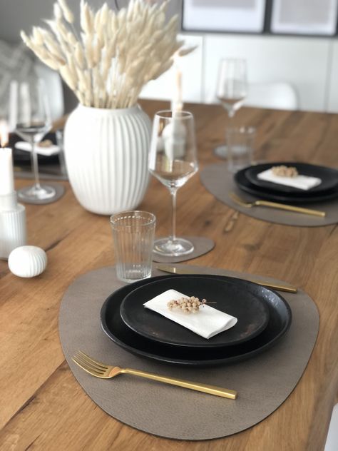 Find handmade dinnerware for your modern scandinavian home by Mr. Bowl Ceramics #ceramicplate #dinnerware #ceramicset  Photo and styling by villa.v.interieur (IG: @villa.v.interieur) Dinnerware Sets Luxury Modern, Table Setting Ideas Black Plates, Modern Dining Table Place Setting, Black Dinner Set, Black Dinnerware Table Settings, Black Dishes Table Setting, Black Plates Table Setting, Modern Table Setting Everyday, Dinnerware Sets Modern