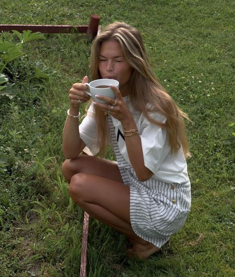 English Countryside Aesthetic, Countryside Outfit, Countryside Girl, Mia 3, Slow Life, + Core + Aesthetic, July 16, Farm Girl, English Countryside