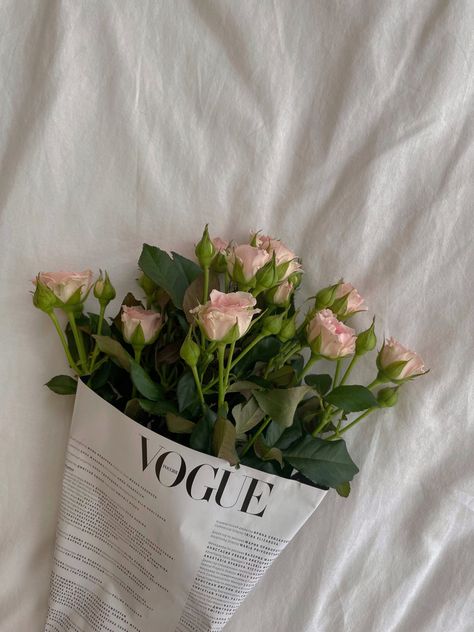 Aesthetic Pictures Coquette, Buy Yourself Flowers Aesthetic, Vogue Aesthetic Wallpaper, Minimal Flower Bouquet, Rosé Vogue, Canva Background, Vogue Aesthetic, Flower Forest, Pastel Background Wallpapers