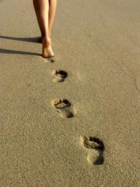 arena Poppy Litchfield, Footprints In The Sand, Profile Pictures Instagram, Beach Shoot, Sunset Painting, Beach Poses, Baby Steps, Beach Inspired, The Sand