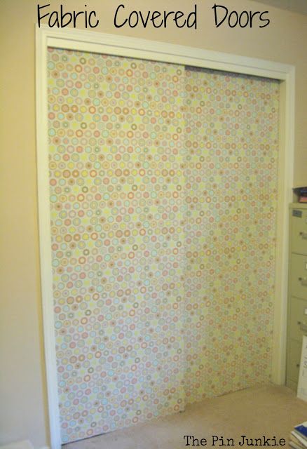 The Pin Junkie: Closet Door Makeover. fabric covering! genius! texture and color! Door Makeover Diy, Closet Door Makeover, Trendy Door, Mirror Closet Doors, Door Coverings, Diy Barn Door, Closet Door, Front Door Colors, Diy Makeover