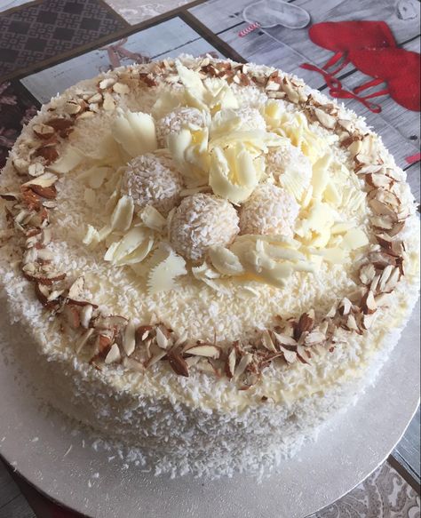 Rafaello Cake Recipes, Pastel Rafaello Cake Recipes, Coconut Raffaello Cake, Ferrero Cake, Raffaello Chocolate, Raffaello Cake, Simple Cake Designs, Roll Cake, Coffee Aesthetic