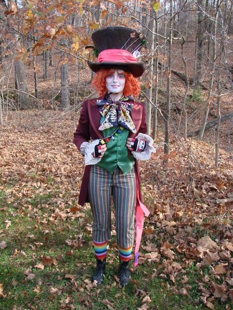 This are instructions to make the Mad Hatter Hat from the new Tim Burton's Alice in Wonderland Vanellope Cosplay, Mad Hatter Cosplay, Carnaval Make-up, Cosplay Disney, Halloweenský Makeup, Mad Hatter Costume, Living Statue, Mad Hatter Hat, Alice In Wonderland Costume