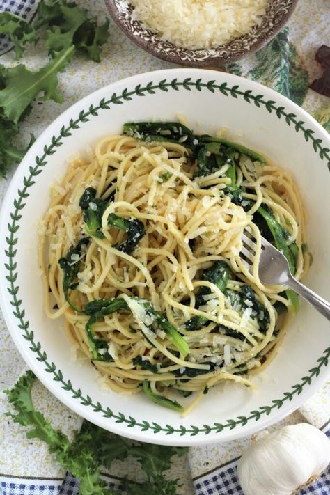 Mangia Bedda, Escarole Recipes, Weeknight Dinner Pasta, Aglio E Olio Recipe, Endive Recipes, Spaghetti Aglio E Olio, Healthy Greens, Spaghetti Aglio, Aglio E Olio