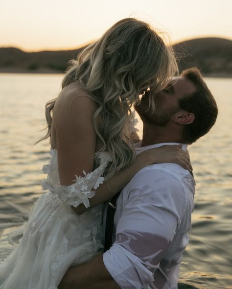 bucketlist moment: wedding dress in lake✔️ Wedding Pics By Lake, Wedding Photo Lake, Lake Wedding Pictures, Wedding By The Water, Lake Wedding Photos, Catherine Cowles, Hippie Bride, Lake Photoshoot, Wedding Lake