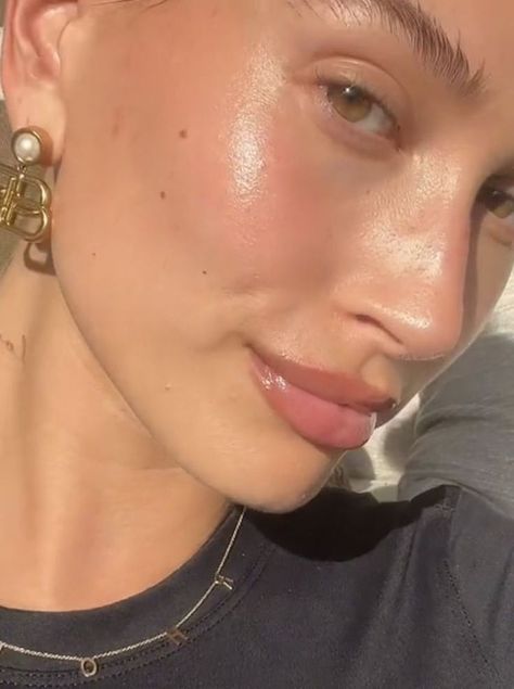 Hayley Bieber, Haut Routine, Clear Glowing Skin, Glow Skin, Glowy Skin, Clean Makeup, Skin Routine, Glass Skin, Perfect Skin