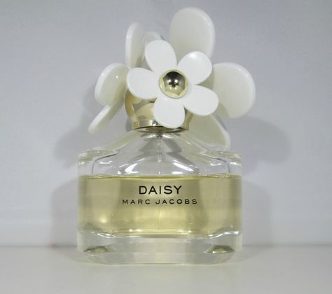 March Beauty Favourites ♥ Daisy Marc Jacobs, Daisy Perfume, All Things Girly, Fragrances Perfume Woman, Marc Jacobs Daisy, Perfume Body Spray, Perfume Collection Fragrance, Perfume Lover, Luxury Perfume