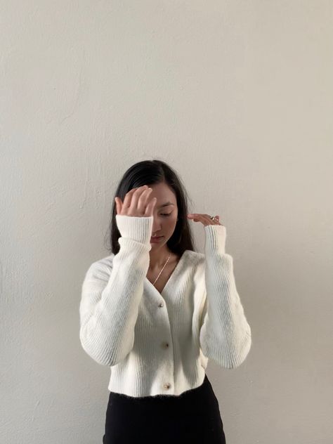 #fyp #aesthetic #cardigan #white #fashion #picture #photooftheday #pinit #pinterest White Cardigan Outfit Aesthetic, Smart Girl Aesthetic, White Cardigan Outfit, Aesthetic Cardigan, Cardigan Outfit Aesthetic, Smart Girl, Fyp Aesthetic, Cardigan Outfit, Cardigan White