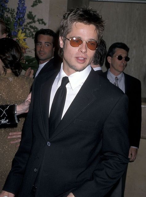 Brad Pitt 00s, Brad Pitt 2000s Style, Brad’s Pitt 90s, Brad Pitt 2000 Style, Y2k Brad Pitt, Brad Pitty, Old School Hairstyles, Brad Pitt Hollywood Movie, Male Movie Stars