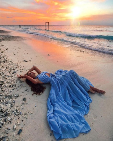 Beach Dress Photoshoot, Quince Photoshoot Ideas, Birthday At The Beach, Quince Pictures, Glamour Photo Shoot, Quinceanera Photoshoot, Honeymoon Photos, Summer Picture Poses, Beach Photography Poses